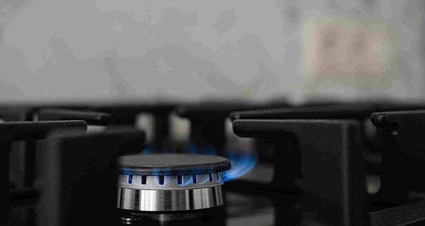 Unveil the remarkable properties of butane, a key alkane in our Impregnation and Extraction machines. Despite being highly flammable, butane’s low toxicity and unique attributes make it an optimal solvent. Years of testing revealed its superiority, offering the best price/quality ratio in extraction processes. Notable advantages include preserving terpenes, low energy costs, color retention, safety compliance, efficient penetration, and minimal environmental impact. Butane outshone propane due to non-sticky flowers, homogeneous application, and lower energy consumption.