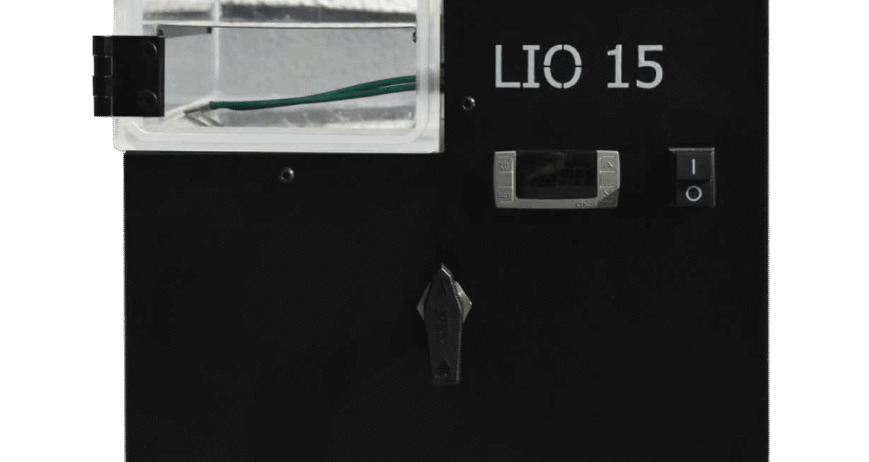 The LIO 15 is a compact entry-level freeze dryer designed for home users, professional kitchens, small businesses, and teams working with smaller batches. With a condenser capacity of 2 kg/24 h and space-saving dimensions, it fits easily into kitchens or small workspaces. The unit does not include a freezing function, allowing users to pre-freeze products in a standard freezer for a flexible and energy-efficient workflow.